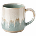Tasse en céramique vert avec motif de feuilles
